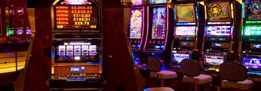 Pengguna menikmati promosi live casino di kangenslot