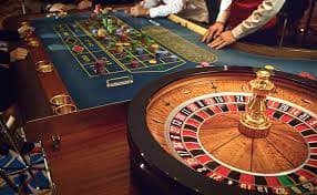 Tampilan meja blackjack live casino dengan antarmuka modern dan interaktif